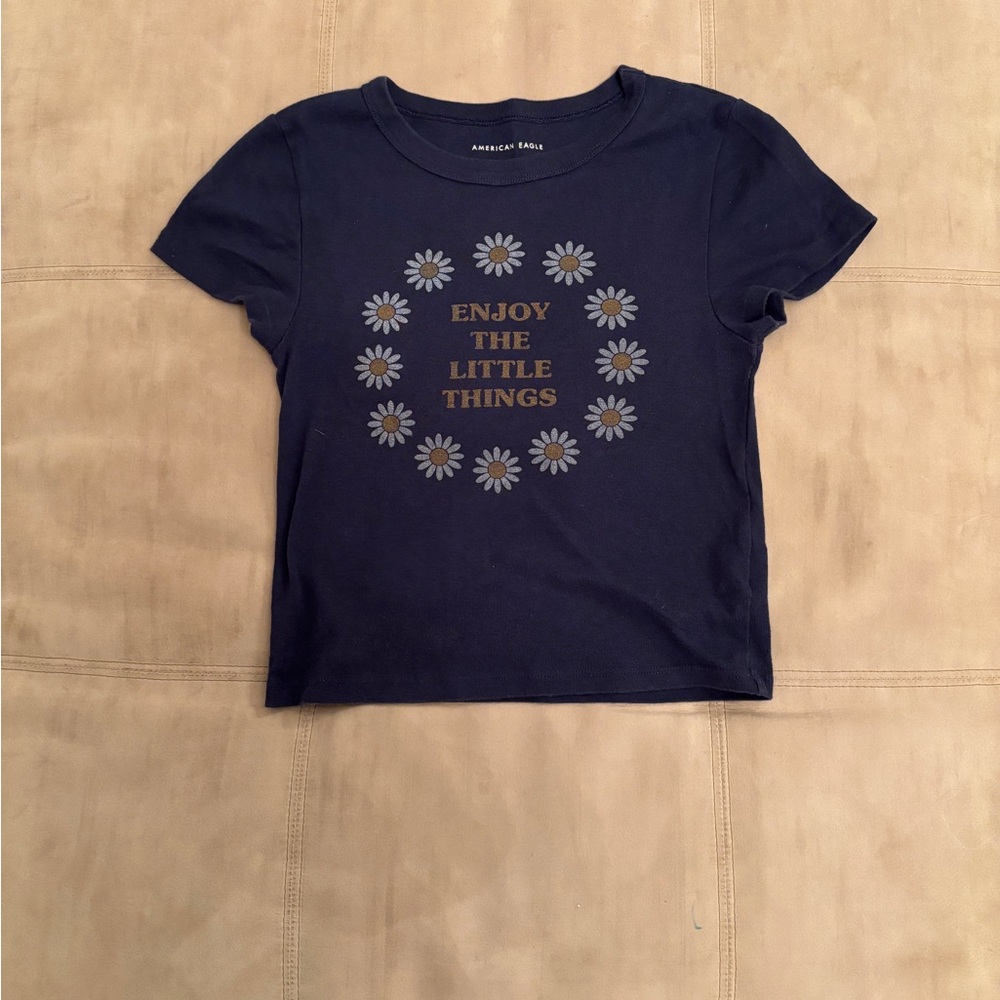 American Eagle Outfitters Tee in Dark Blue with Floral Print Size M